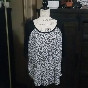 torrid Tops - Torrid leopard print baseball Tee torrid Tops - Torrid leopard print baseball Tee